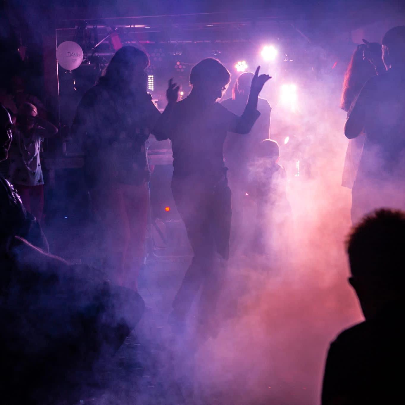 Dancefloor in lila Nebel bei einem Niklas Now Live-Set