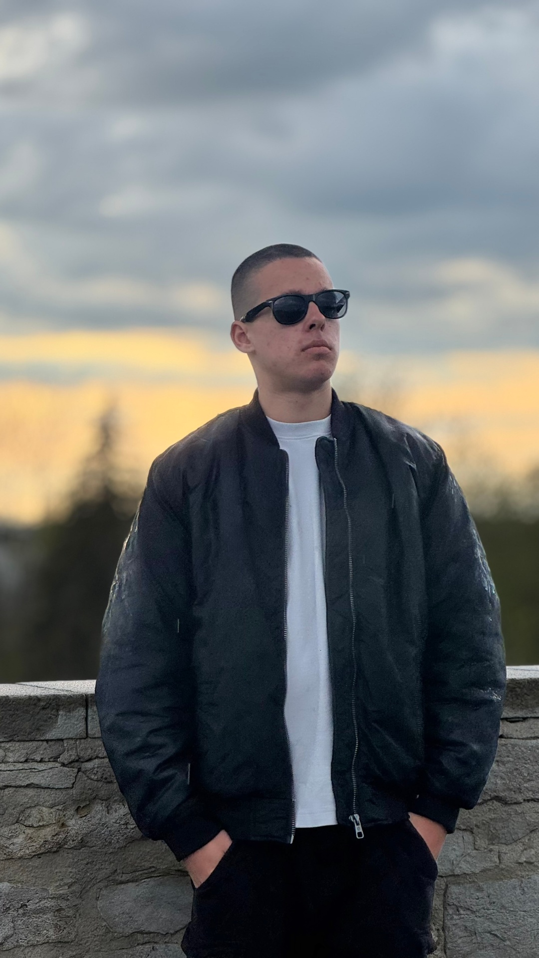 Niklas Now im Bomber bei Sonnenuntergang